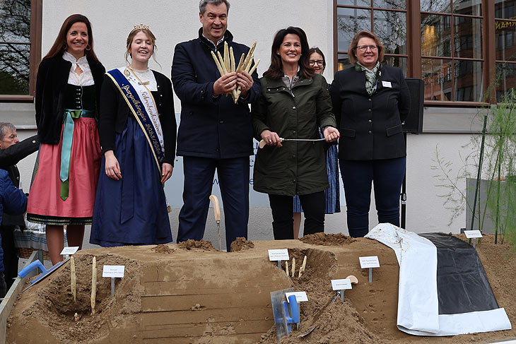 Ministerpräsidenten Dr. Markus Söder und Landwirtschaftsministerin Michaela Kaniber bei der gemeinsamen Eröffnung der Spargelsaison auf dem Münchner Viktualienmarkt zusammen mit der Kommunalreferentin der Stadt München, Kristina Frank (1. v.li), der amtierende Schrobenhausener Spargelkönigin, Natalie I. (2. v.li) sowie der 1. Vorsitzenden des Spargelerzeugerverband Südbayern, Claudia Westner (5. v.li)  am 10.04.2024 (©Fotp: Martin Schmitz)